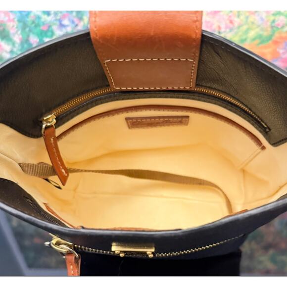 EUC Dooney & Bourke Leather Raleigh Roxy Navy Bucket Bag - Picture 6 of 11